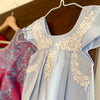 ¡NOVEDAD! Vestido niña Celeste Flores blancas