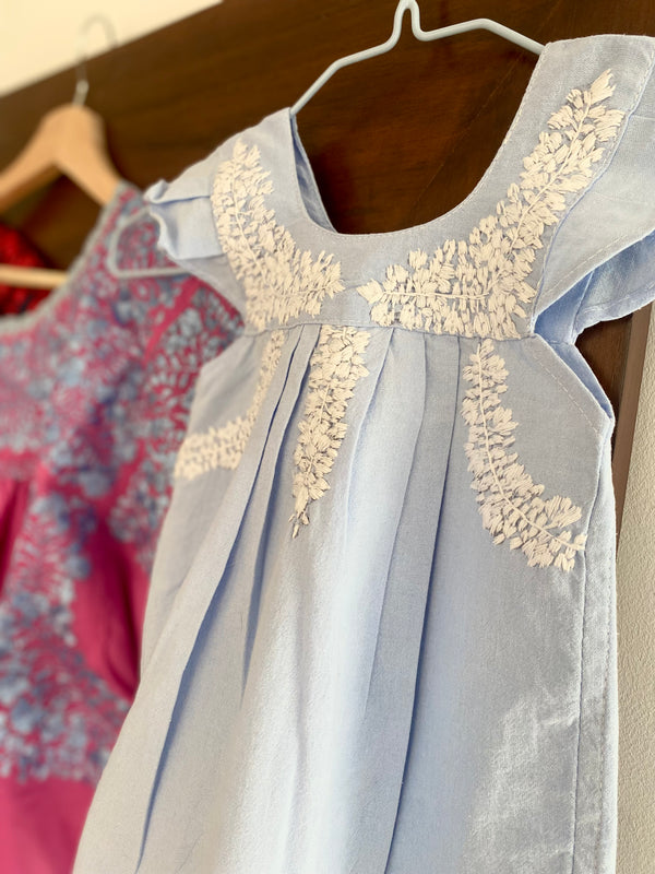 ¡NOVEDAD! Vestido niña Celeste Flores blancas